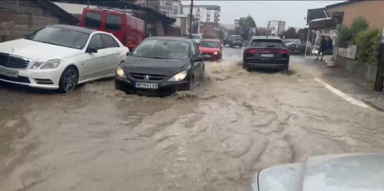 Kiša izazvala poplave i izlivanje kanalizacione vode na ulicama Novog Pazara (VIDEO)