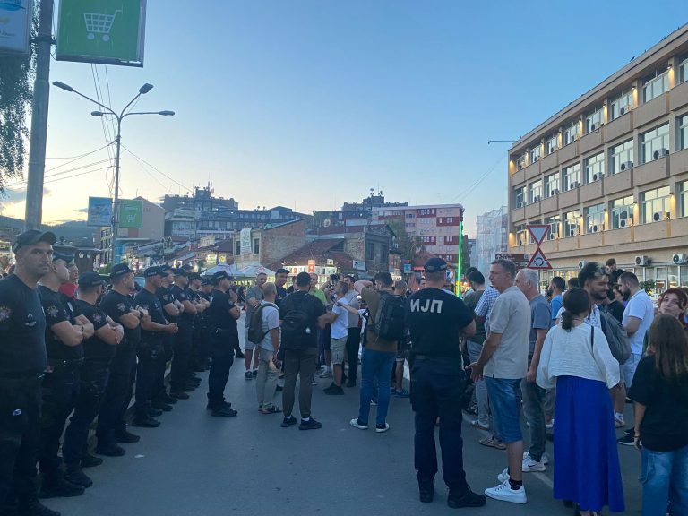 Studenti i građani blokirali saobraćaj ispred Gradske uprave na sat vremena (VIDEO)