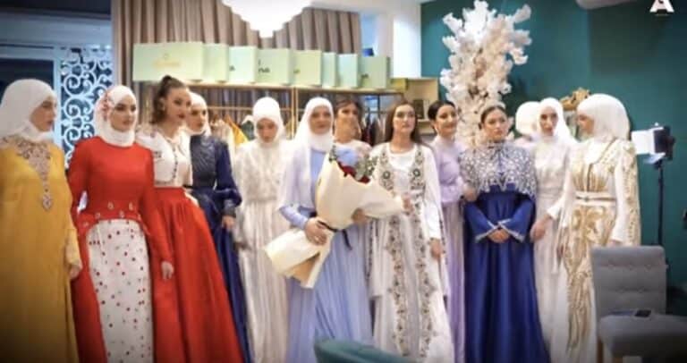 Moda može i bez šliceva i dekoltea, dizajnerka iz Novog Pazara skromnošću osvaja svet (VIDEO)