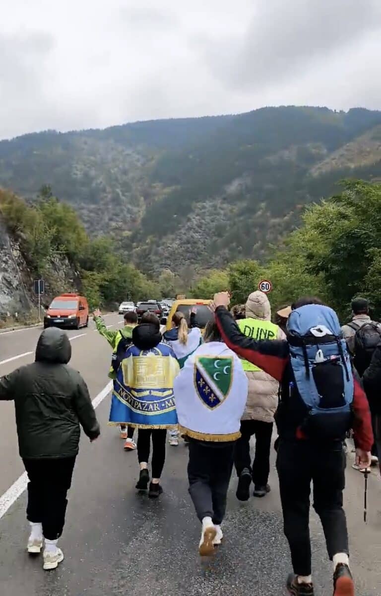 Studenti DUNP-a treći dan pešače ka Magliču (VIDEO)