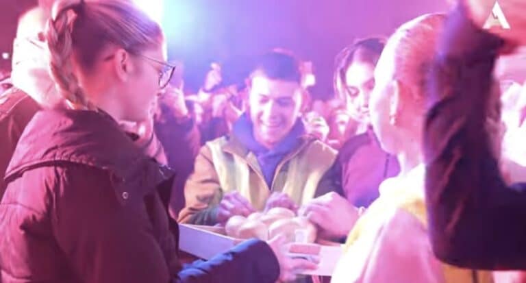Čačani dočekali studente iz Novog Pazara: „Ova deca bude nešto duboko u nama” (VIDEO)