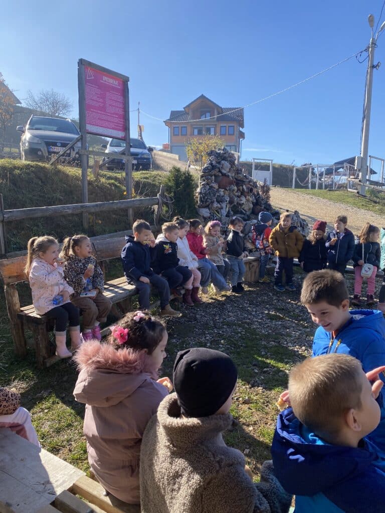 Deca iz vrtića Eduko uživala u druženju s konjima (VIDEO)