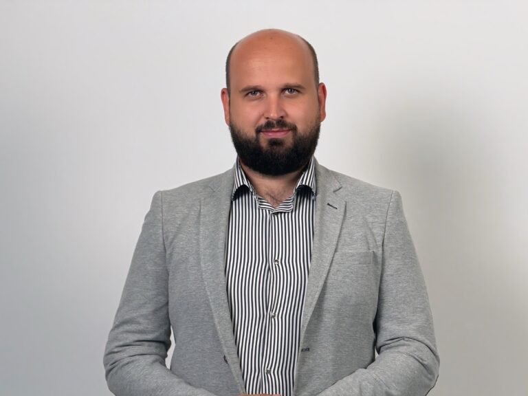 Enes Radetinac prvi dobitnik UNS-ove nagrade „Milorad Doderović“