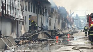 Požar u Novom Pazaru ušao u deveti sat – još aktivan, ali pod kontrolom (VIDEO)