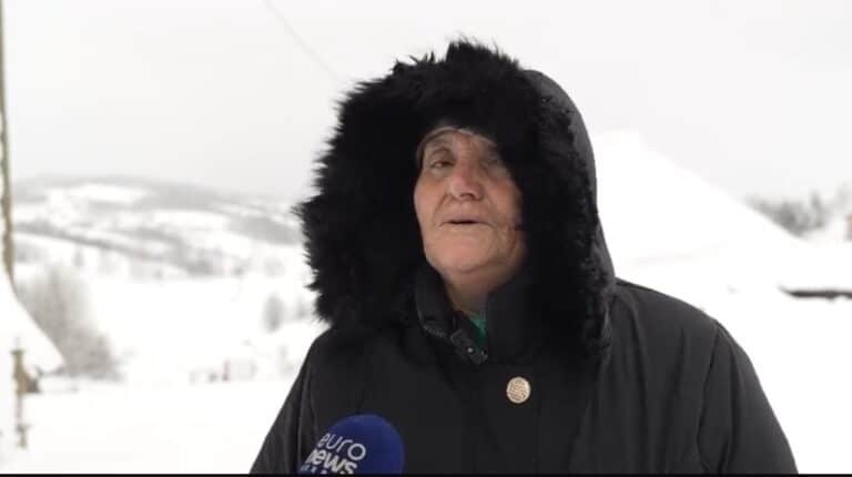 Meštanka iz sela Ursule: „Bez puta i struje, strepimo kada će akumulator otkazati i ostati bez grejanja“ (VIDEO)