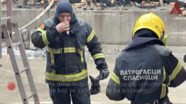 Humanost na delu: Sugrađanin doneo čaj umornim vatrogascima koji satima gase požar (VIDEO)