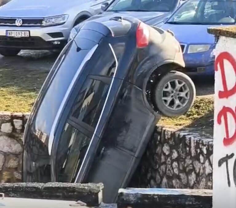 Automobil završio pored reke Raške zbog nedignute ručne kočnice (VIDEO)