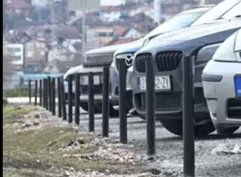 Postavljeni zaštitni stubići na parkingu kod hotela Vrbak (VIDEO)