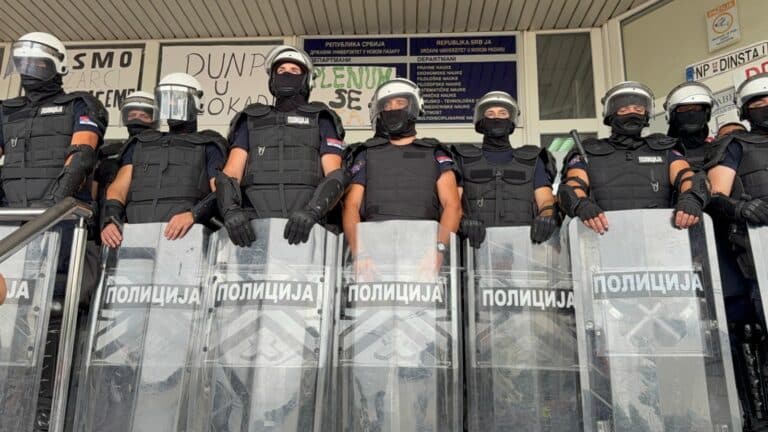 POTVRĐENA OPTUŽNICA PROTIV 11 LICA ZBOG NAPADA NA POLICIJU ISPRED DUNP
