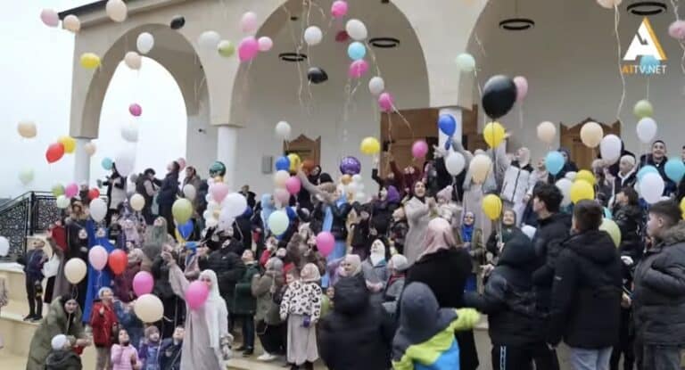 Slatkiši i baloni za najmlađe povodom Ramazana(VIDEO)