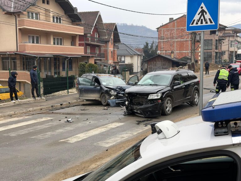 Tri osobe povređene u saobraćajnoj nezgodi u naselju Mur (VIDEO)