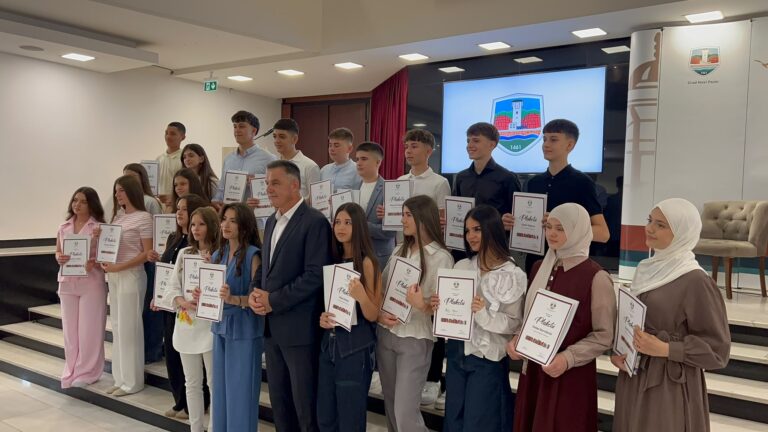 Dodela plaketa učenicima generacije u Novom Pazaru (VIDEO)