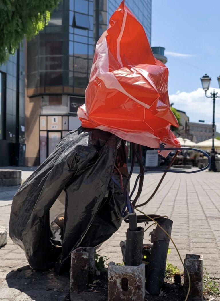 PRIJAVI PROBLEM: Potencijalna opasnost za prolaznike: električne instalacije prekrivene kesama u pešačkoj zoni u centru Novog Pazara (VIDEO)