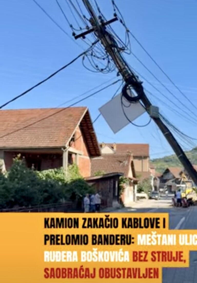 Kamion zakačio kablove i prelomio banderu: Meštani Ulice Ruđera Boškovića bez struje, saobraćaj obustavljen (VIDEO)