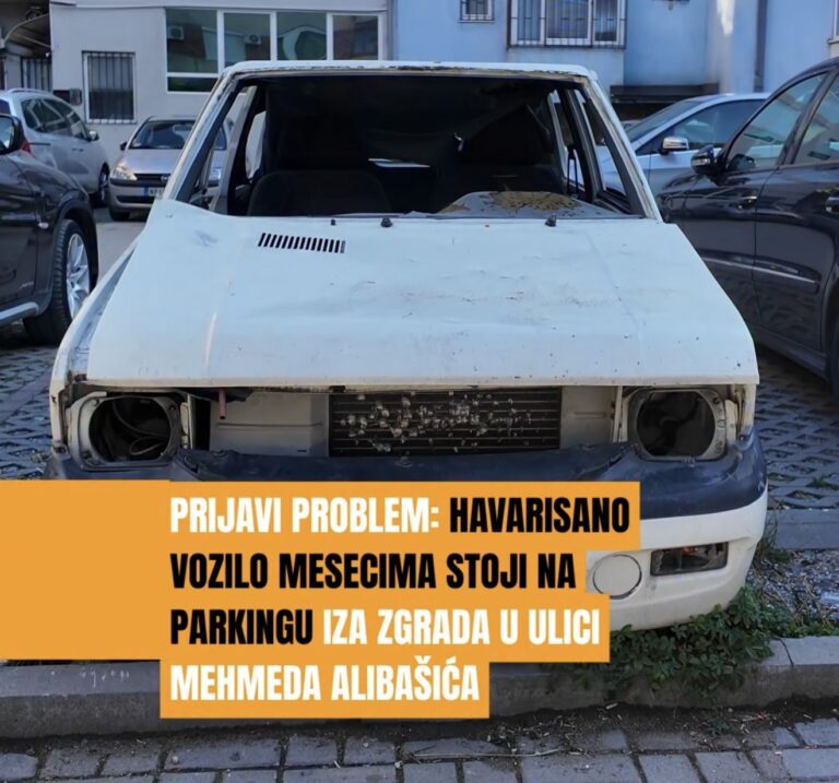 PRIJAVI PROBLEM: Havarisano vozilo mesecima stoji na parkingu iza zgrada u Ulici Mehmeda Alibašića (VIDEO)