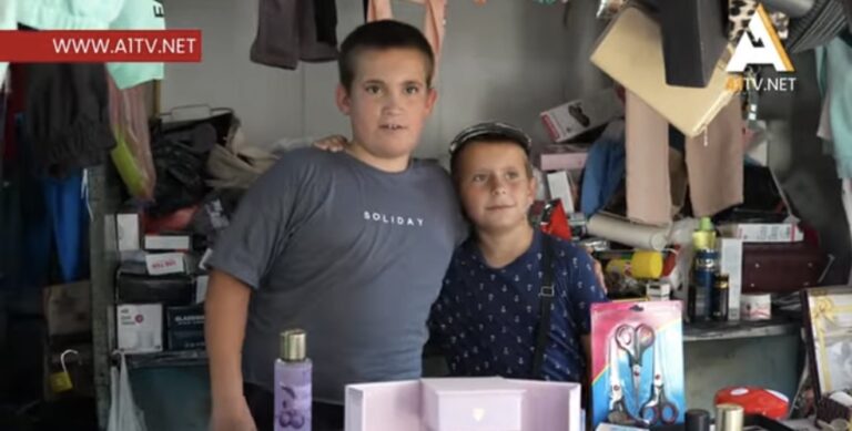Atif (11) i Fatih (8) letnji raspust provode pomažući majci na pijaci (VIDEO)