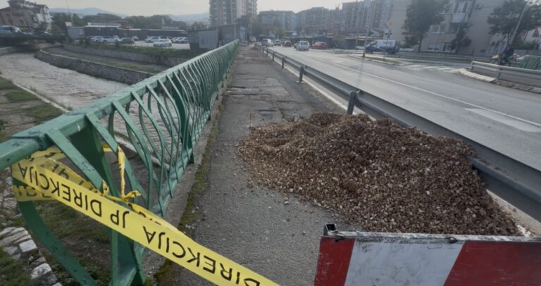 Nakon izveštavanja A1 zatvoren deo pešačkog mosta u Čerkez mahali, rupe zatrpane šljunkom (VIDEO)