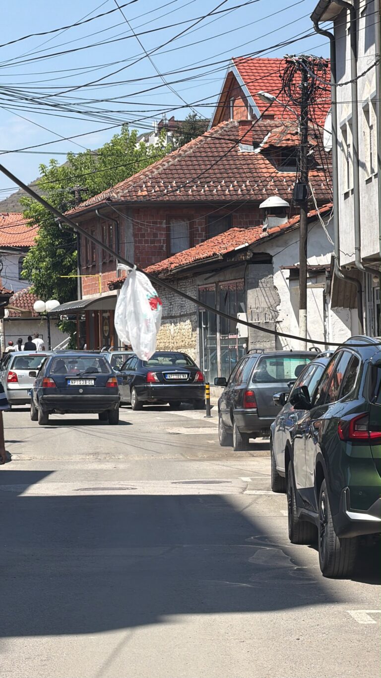 Nakon priloga na A1 rešen problem: Podignuti kablovi od bandera koji su ugrožavali prolaznike (VIDEO)