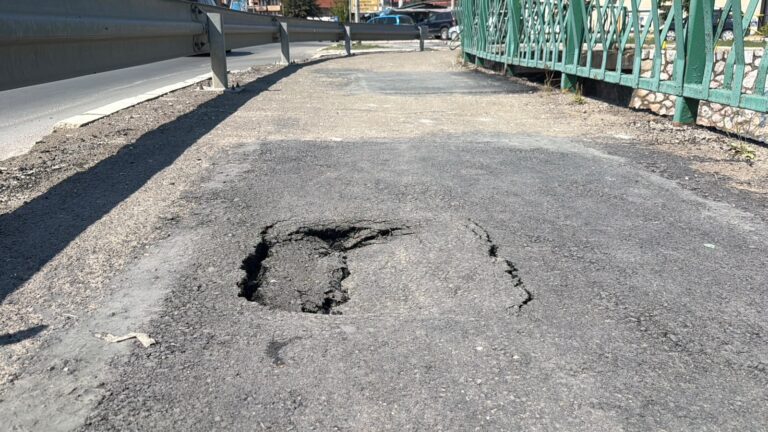 Tek sanirane rupe na mostu u Novom Pazaru ponovo pucaju (VIDEO)
