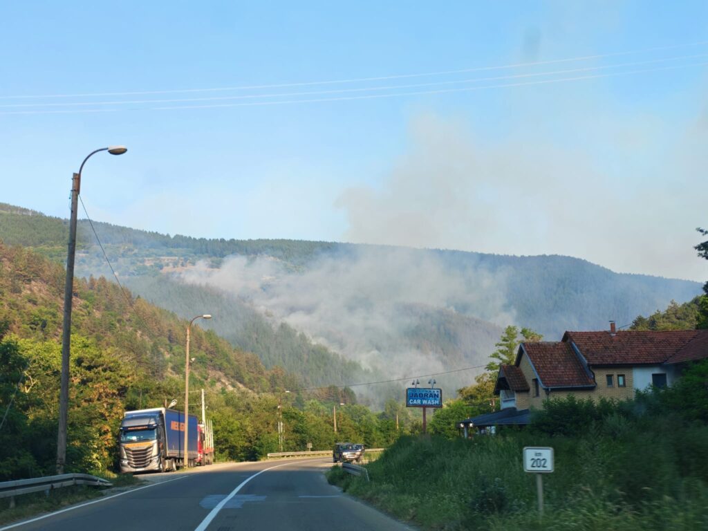 Požar od Magliča do Ušća, brda u plamenu – vatrogasci na terenu