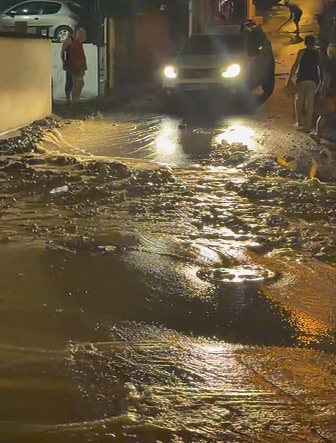 Velika havarija u Hercegovačkoj: Pukla cev kojom voda sa Pazarišta stiže do postrojenja za prečišćavanje (VIDEO)