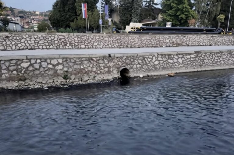 Raškom danas ponovo teče crna tečnost, na istom mestu kao i prošli put (VIDEO)