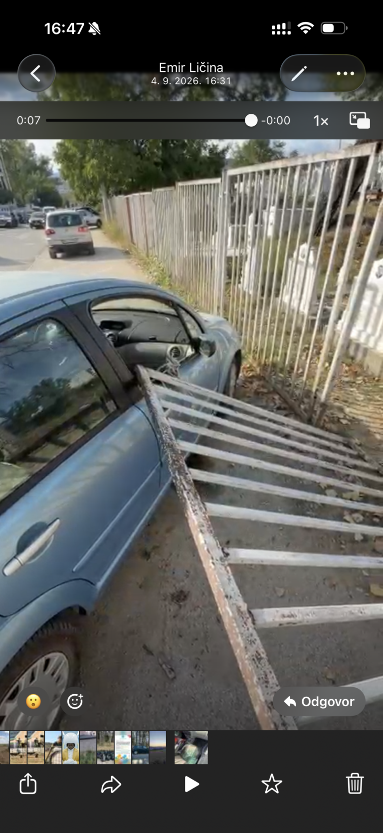 PALA OGRADA GROBLJA GAZILAR NA AUTOMOBIL: Razbijeno staklo, srećom niko nije bio u vozilu (VIDEO)