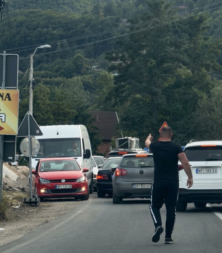 Gužve kod Kruševačkog mosta zbog nepoštovanja signalizacije (VIDEO)