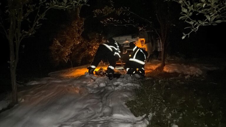 Vozilo sletelo sa puta i zapalilo se u Izbicama, dve osobe prevezene u bolnicu (VIDEO)