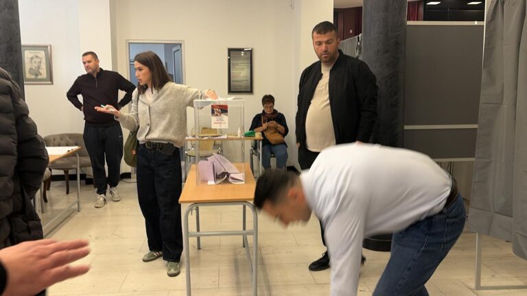 Verbalni sukob između predstavnika studentske liste i predsednika biračkog mesta u Novom Pazaru (VIDEO)