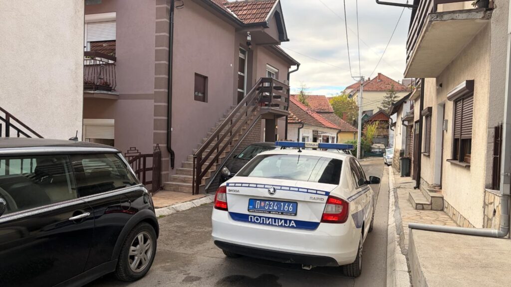 Policija pretresa kuću nagrađivanog studenta u Raški, porodica tvrdi da nije videla nalog
